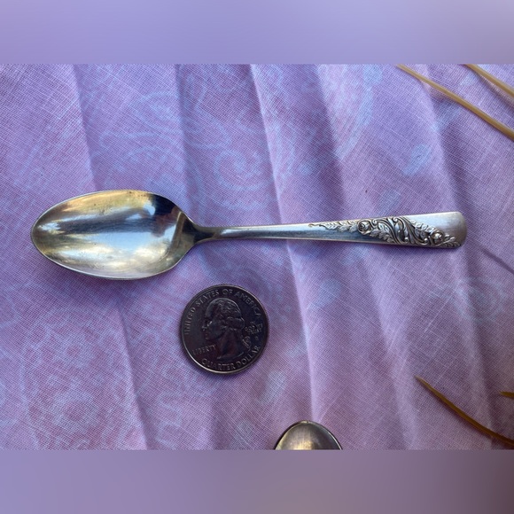 Tea anyone? Delicate teeny 4-1/2” vintage silverplate spoon set by Harmony House - Picture 2 of 5